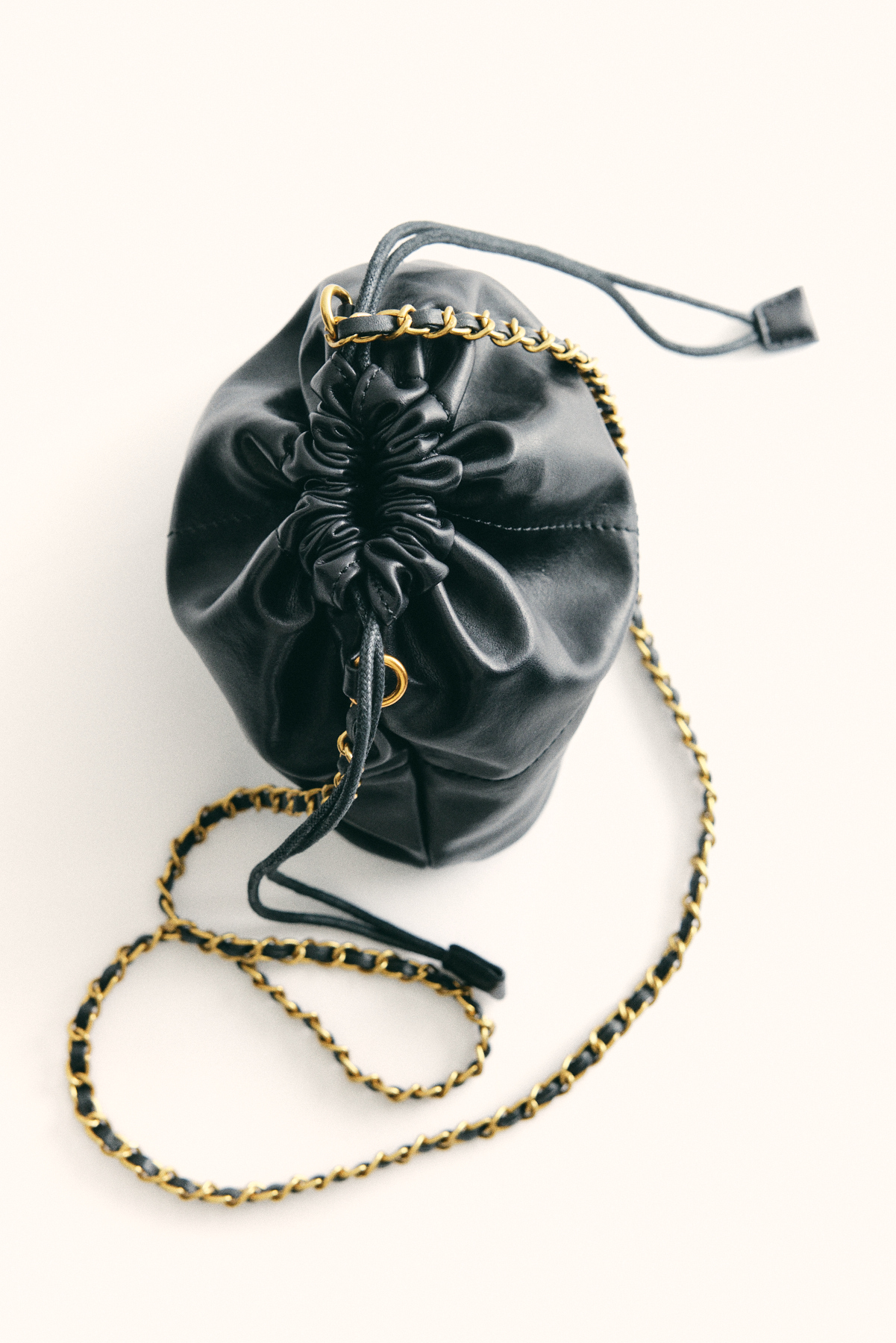 Büzgülü Gold Zincir Detaylı Siyah Kadın Çanta