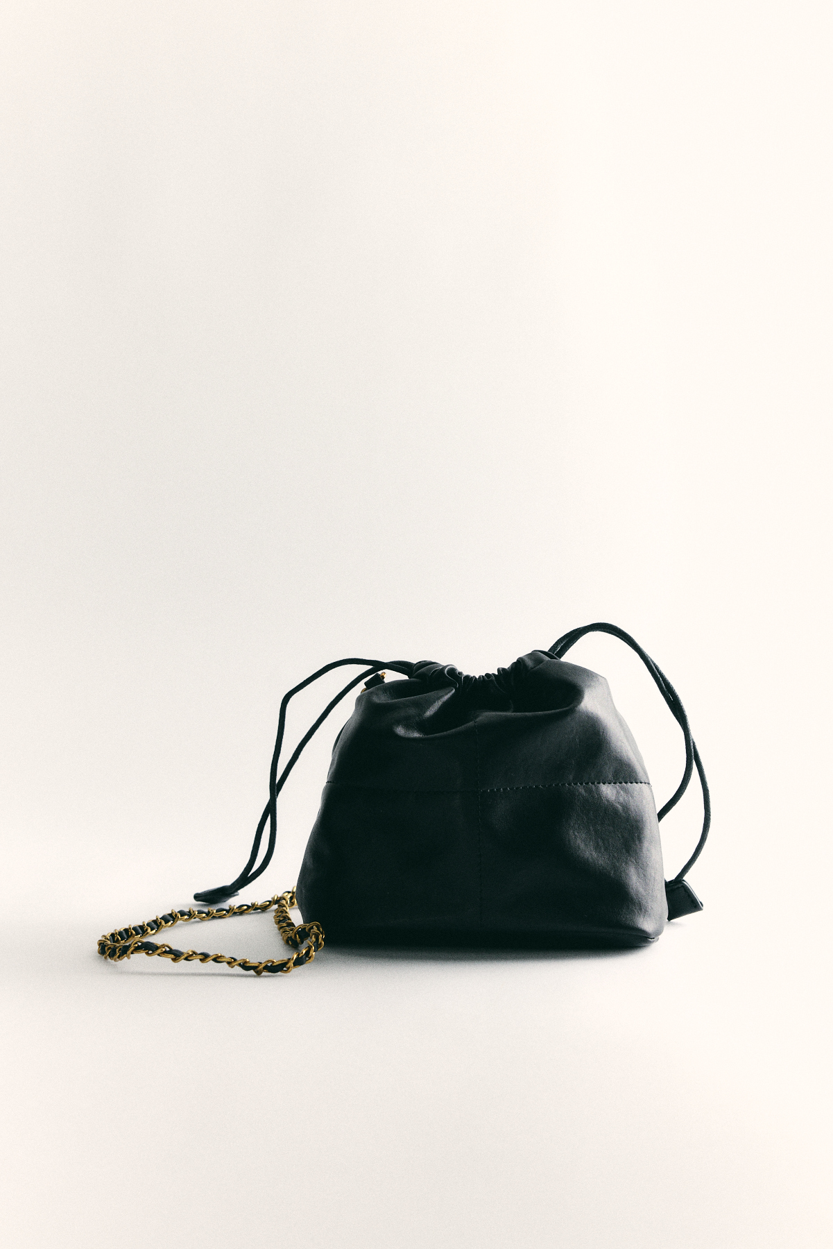 Büzgülü Gold Zincir Detaylı Siyah Kadın Çanta