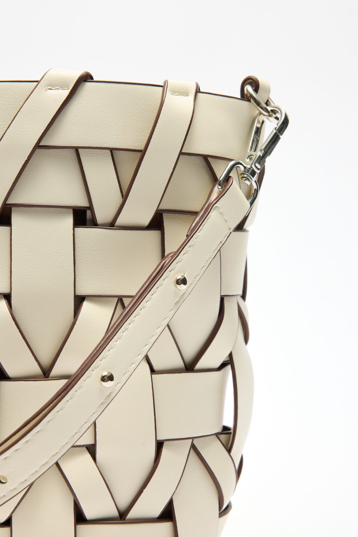 Geçişli Şerit Detaylı Bucket Beyaz Örgü Kadın Çanta