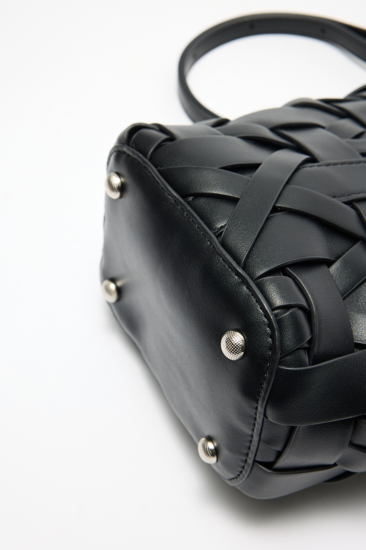 Geçişli Şerit Detaylı Bucket Siyah Örgü Kadın Çanta