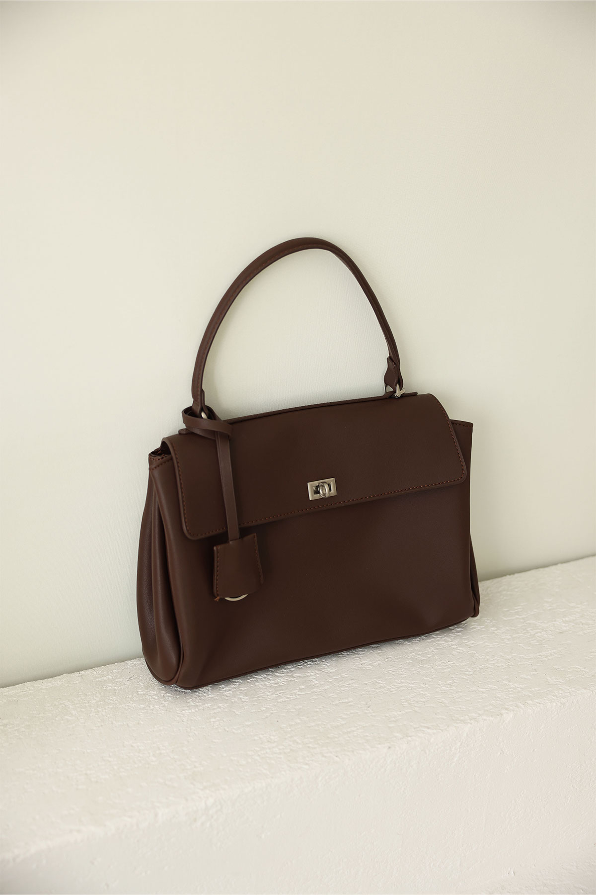 Kapaklı Kilit Detaylı Acı Kahve Kadın Çanta