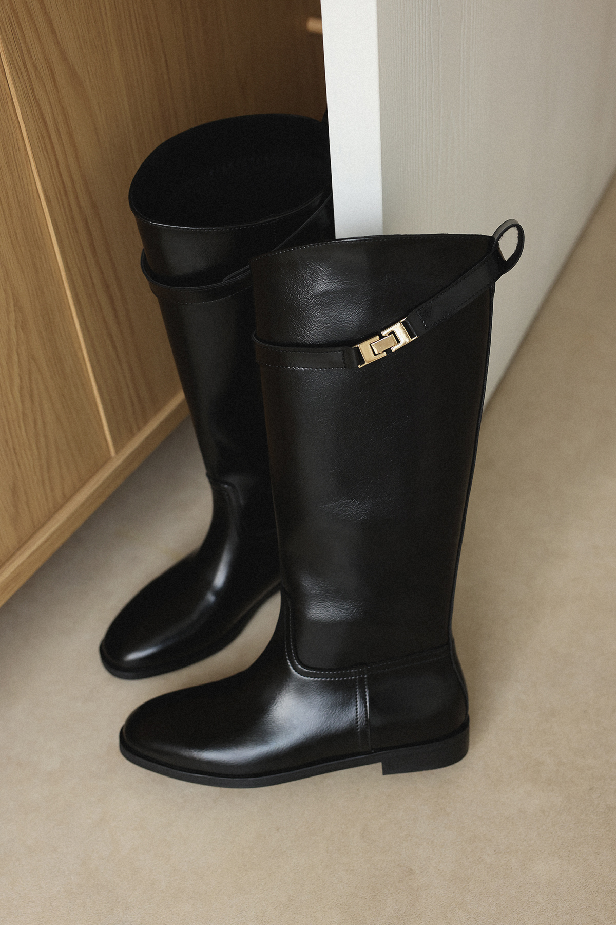 Gold Aksesuar Detaylı Siyah Kadın Çizme