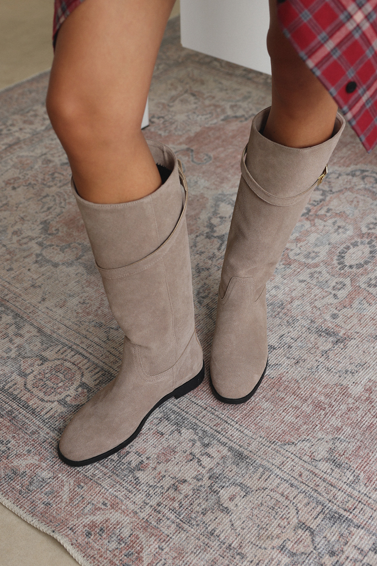 Gold Aksesuar Detaylı Vizon Süet Kadın Çizme