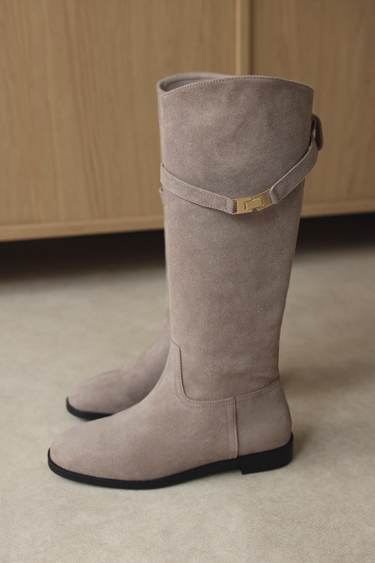 Gold Aksesuar Detaylı Vizon Süet Kadın Çizme