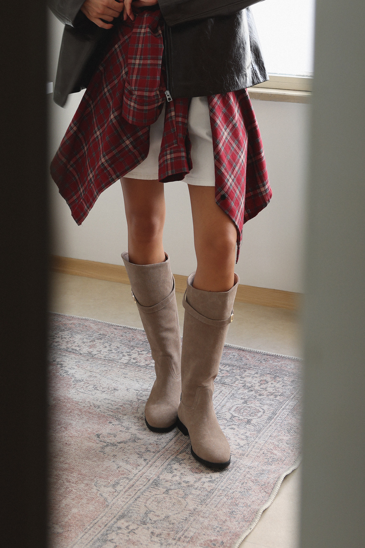 Gold Aksesuar Detaylı Vizon Süet Kadın Çizme