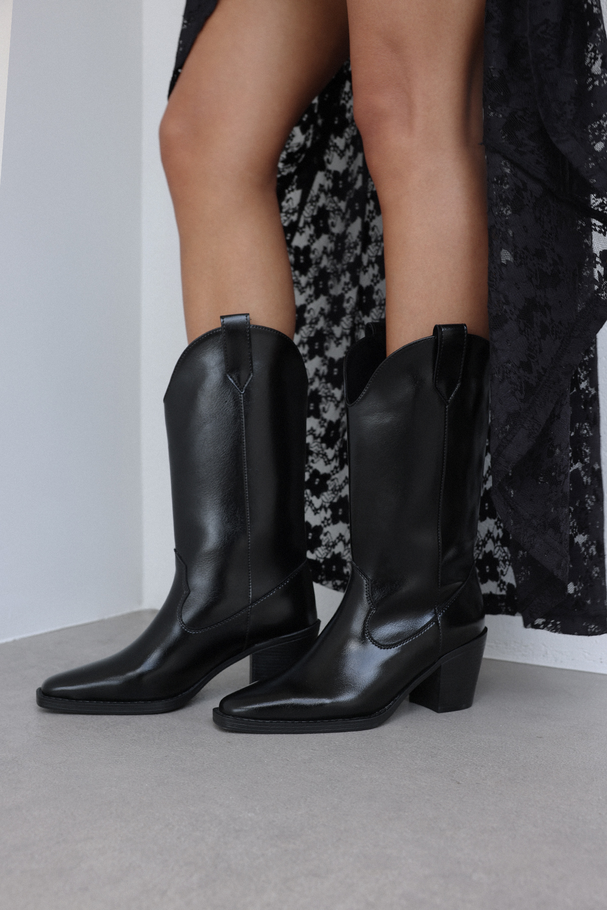 Küt Burun Kalın Topuklu Siyah Kadın Çizme