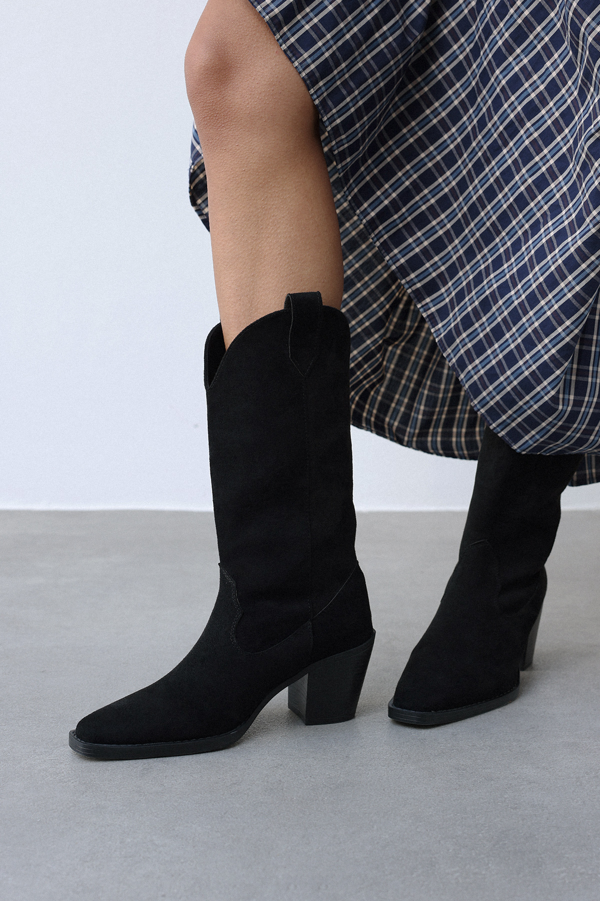 Küt Burun Kalın Topuklu Siyah Süet Kadın Çizme