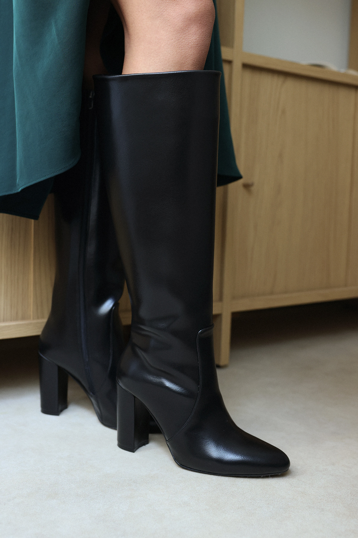 Kalın Topuklu Fermuarlı Siyah Kadın Çizme