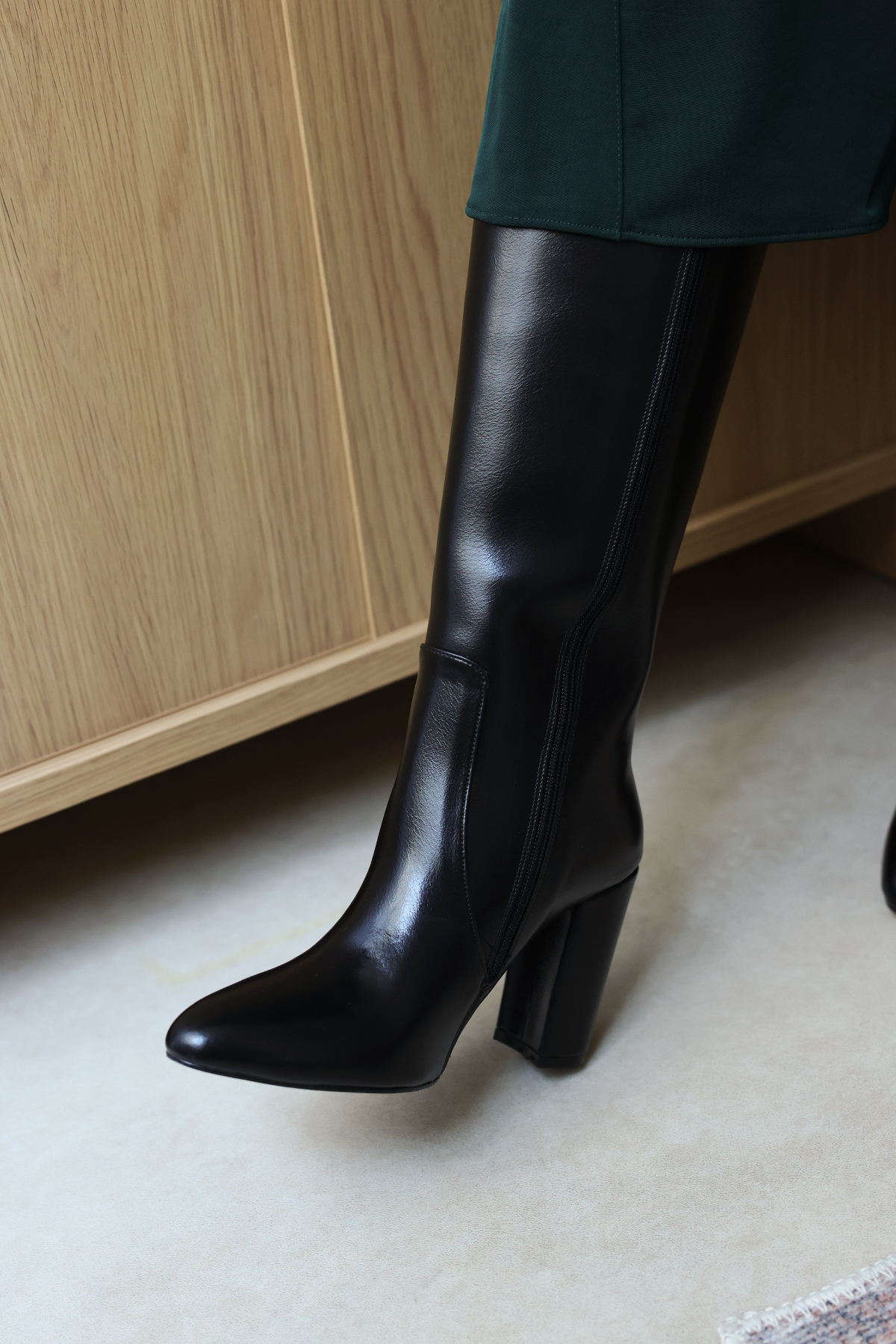 Kalın Topuklu Fermuarlı Siyah Kadın Çizme