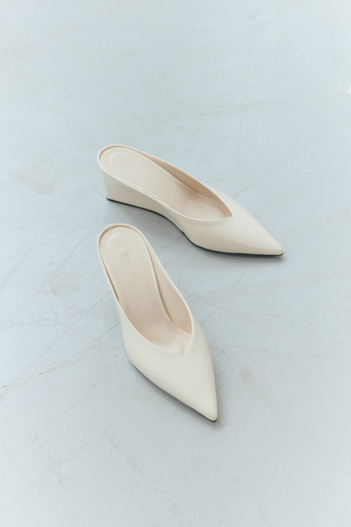 Dekolteli Sivri Burun Kemik Kadın Topuklu