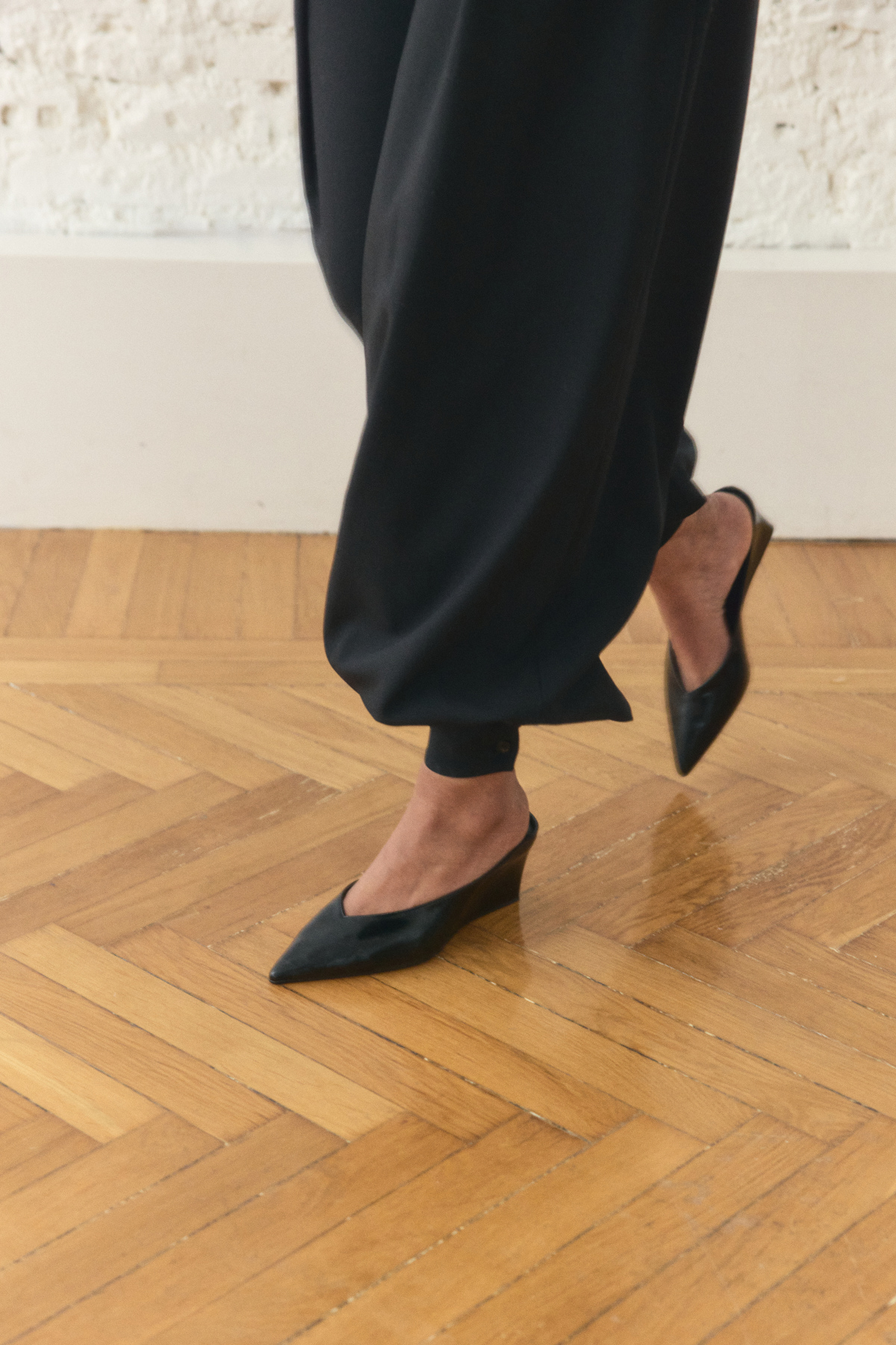 Dekolteli Sivri Burun Siyah Kadın Topuklu