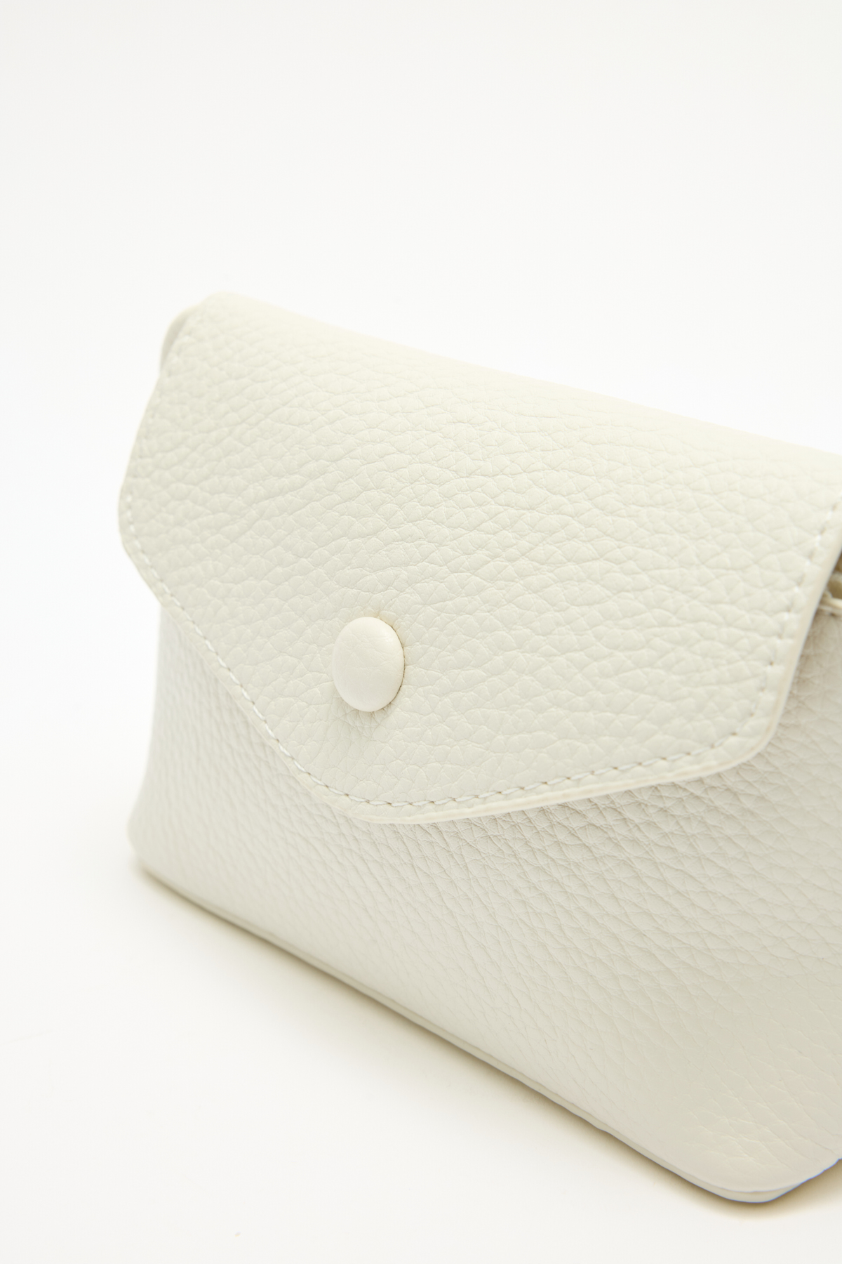 Deri Görünümlü Kapaklı Küçük Kırık Beyaz Kadın Çanta