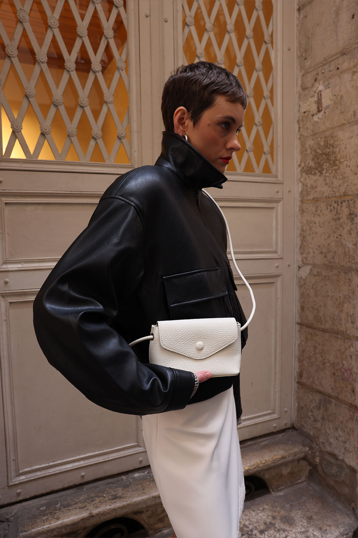 Deri Görünümlü Kapaklı Küçük Kırık Beyaz Kadın Çanta