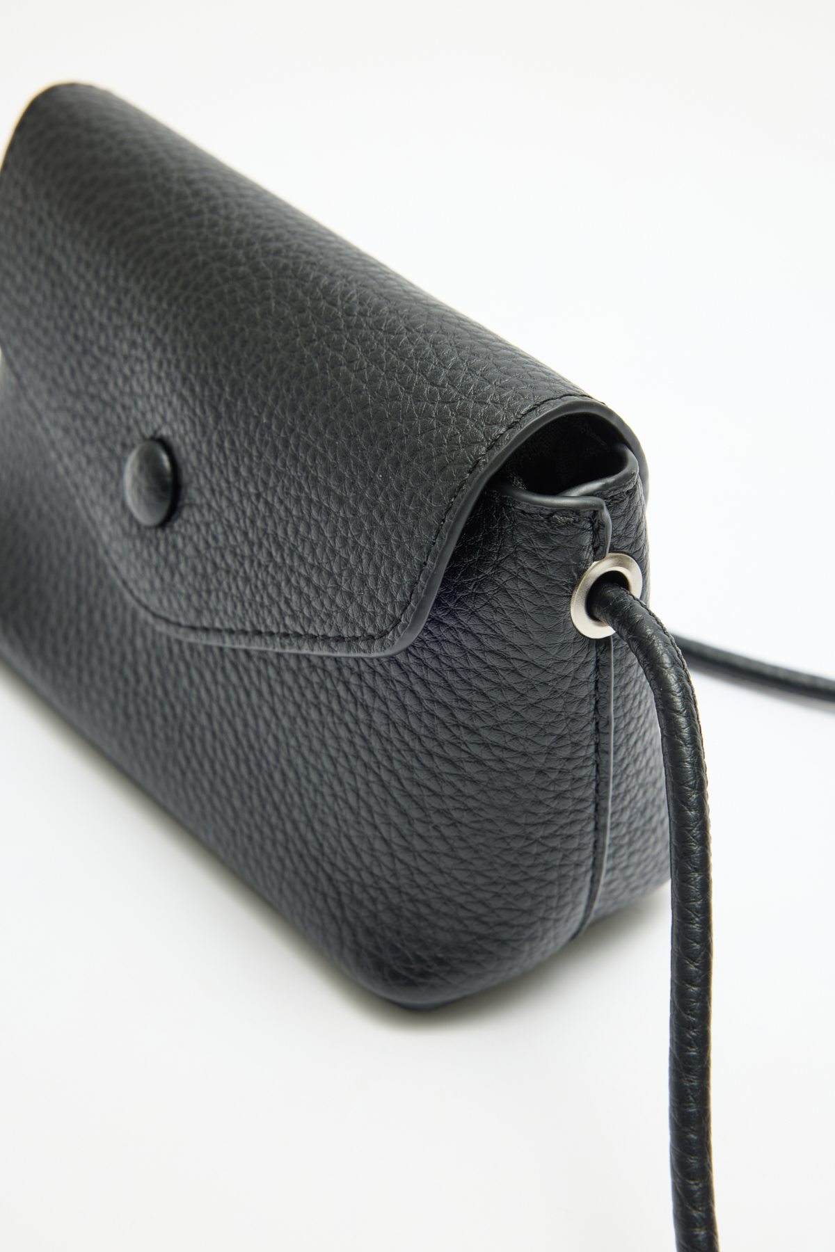 Deri Görünümlü Kapaklı Küçük Siyah Kadın Çanta