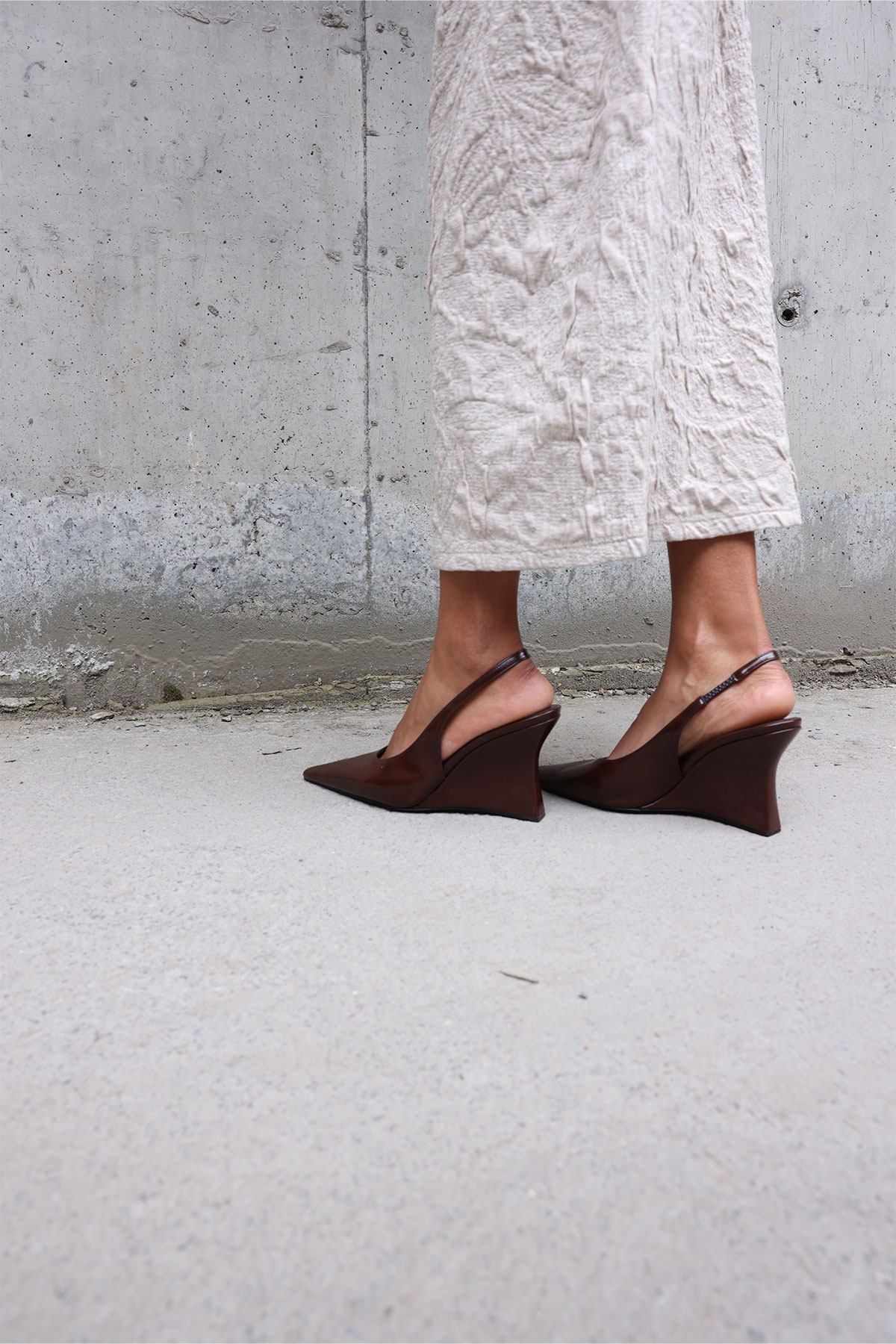 Deri Görünümlü Sivri Burun Dolgu Topuk Acı Kahve Kadın Topuklu