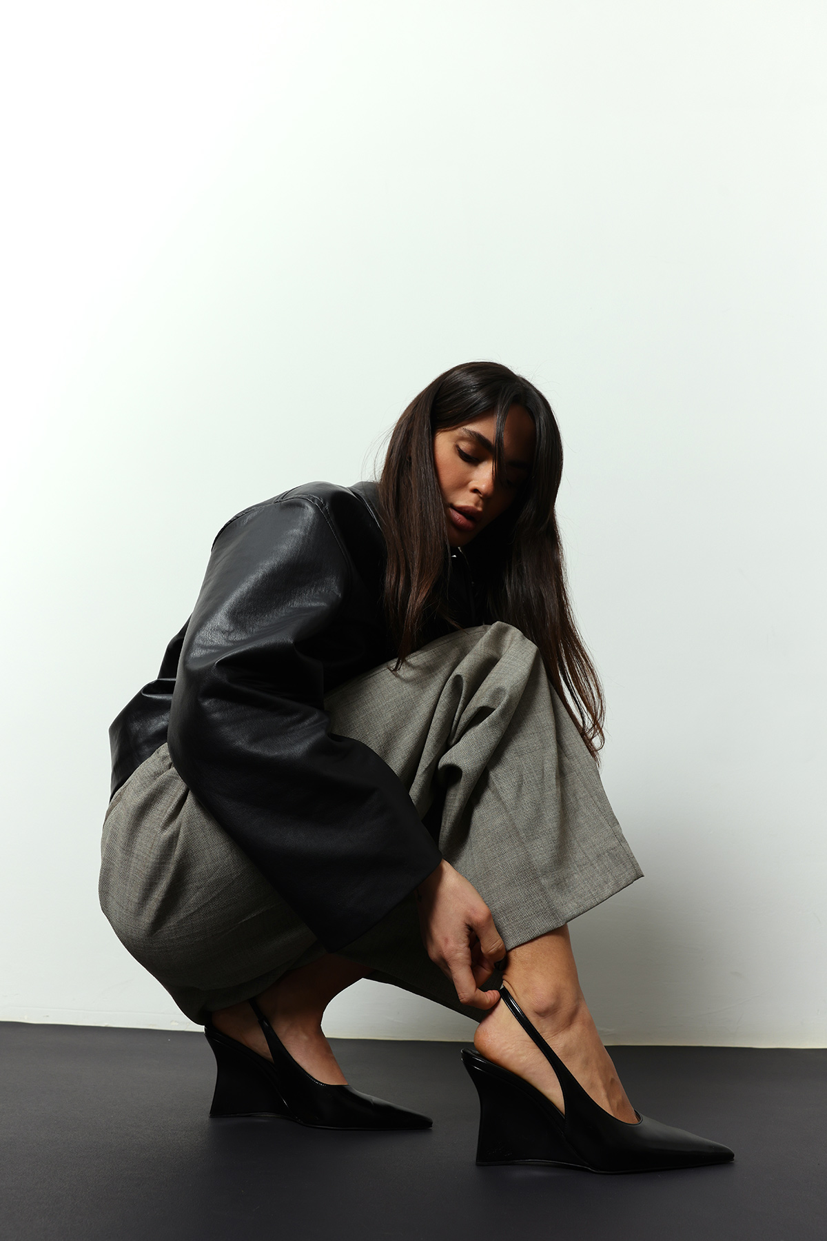 Deri Görünümlü Sivri Burun Dolgu Topuk Siyah Kadın Topuklu