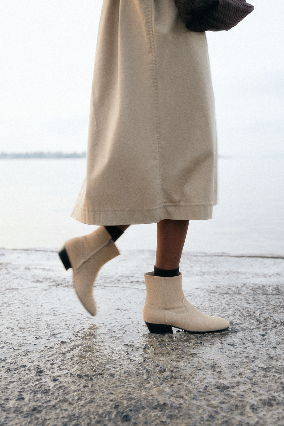 Dikiş Detaylı Bej Süet Kadın Bot