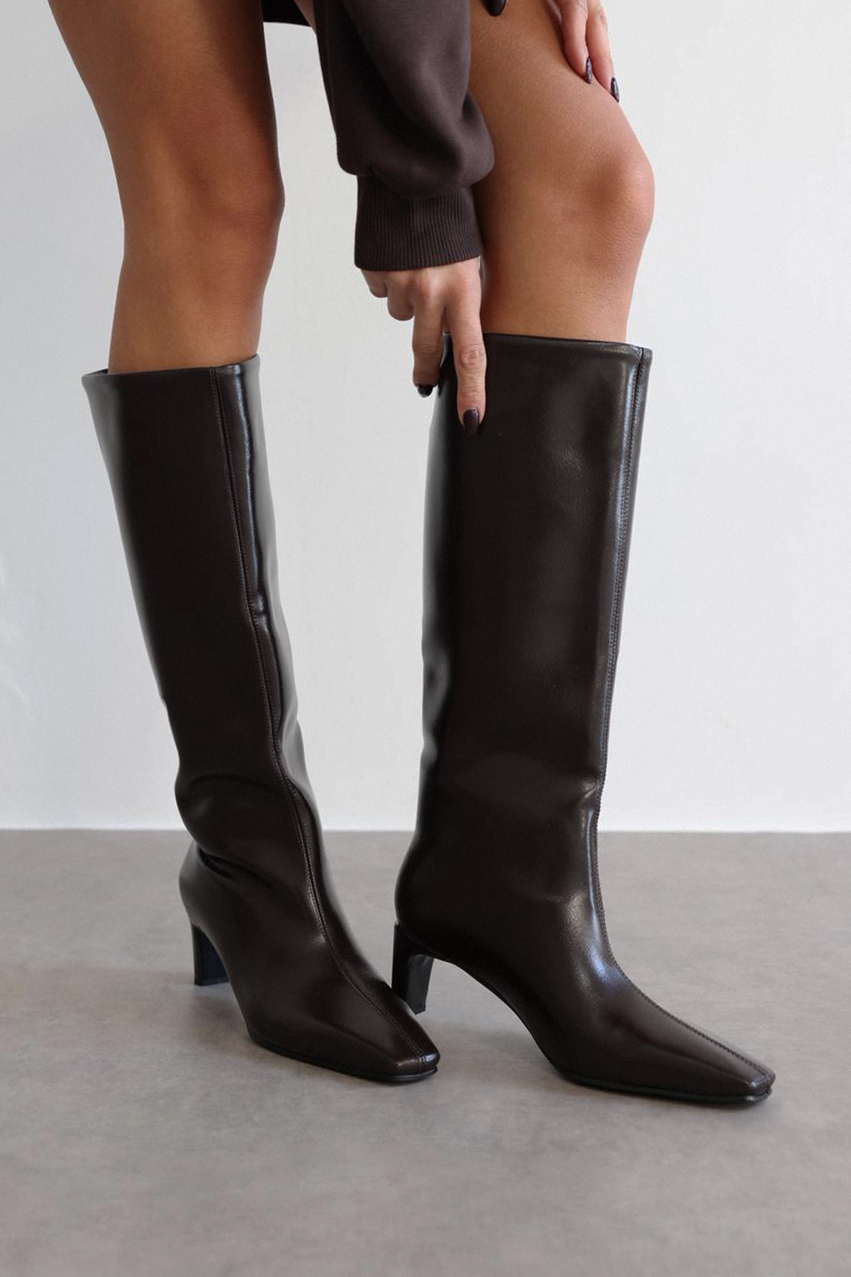 Dikiş Detaylı Küt Burun Acı Kahve Kadın Çizme