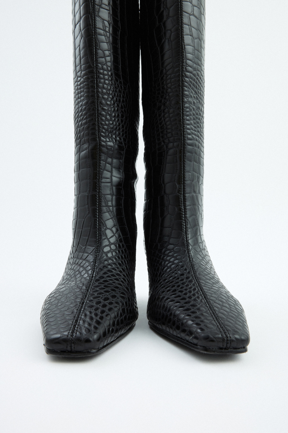 Dikiş Detaylı Küt Burun Siyah Croc Kadın Çizme