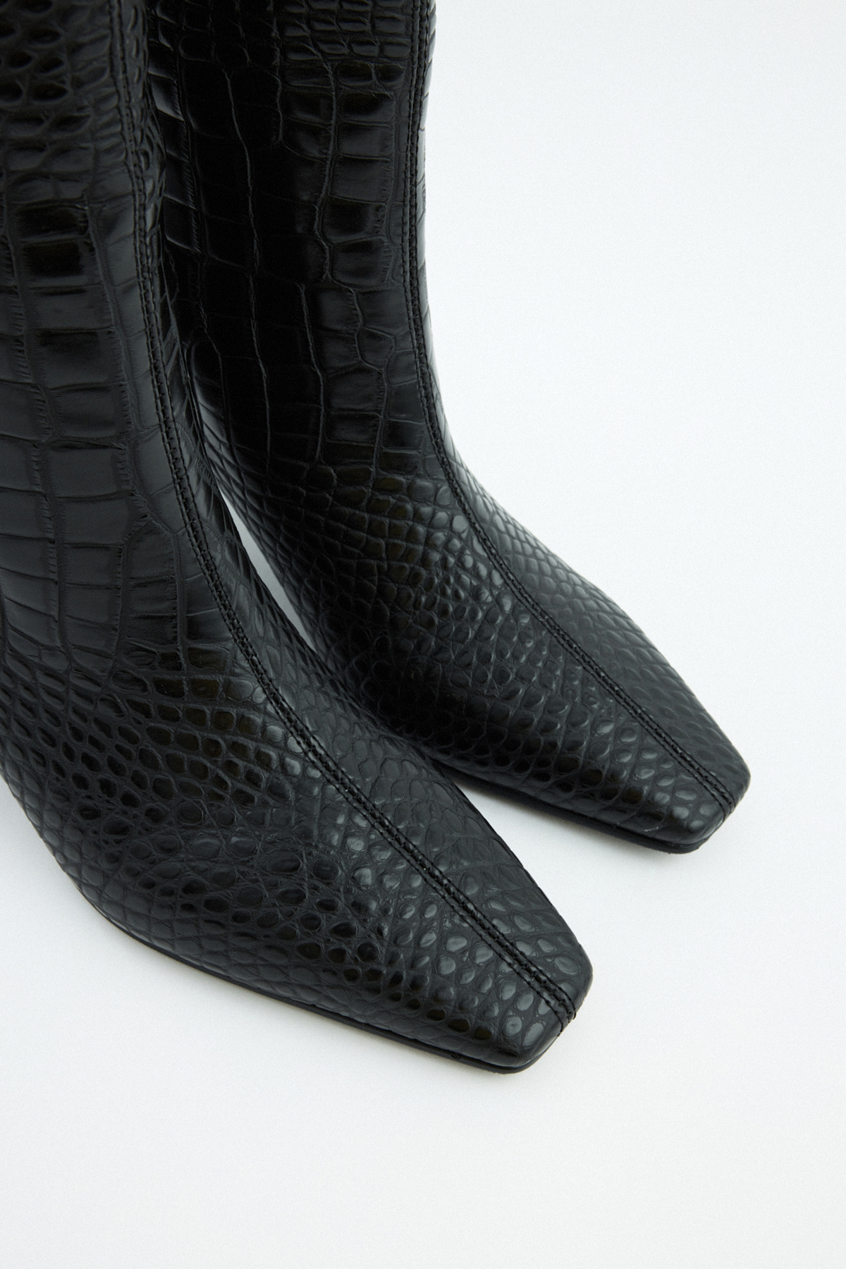 Dikiş Detaylı Küt Burun Siyah Croc Kadın Çizme