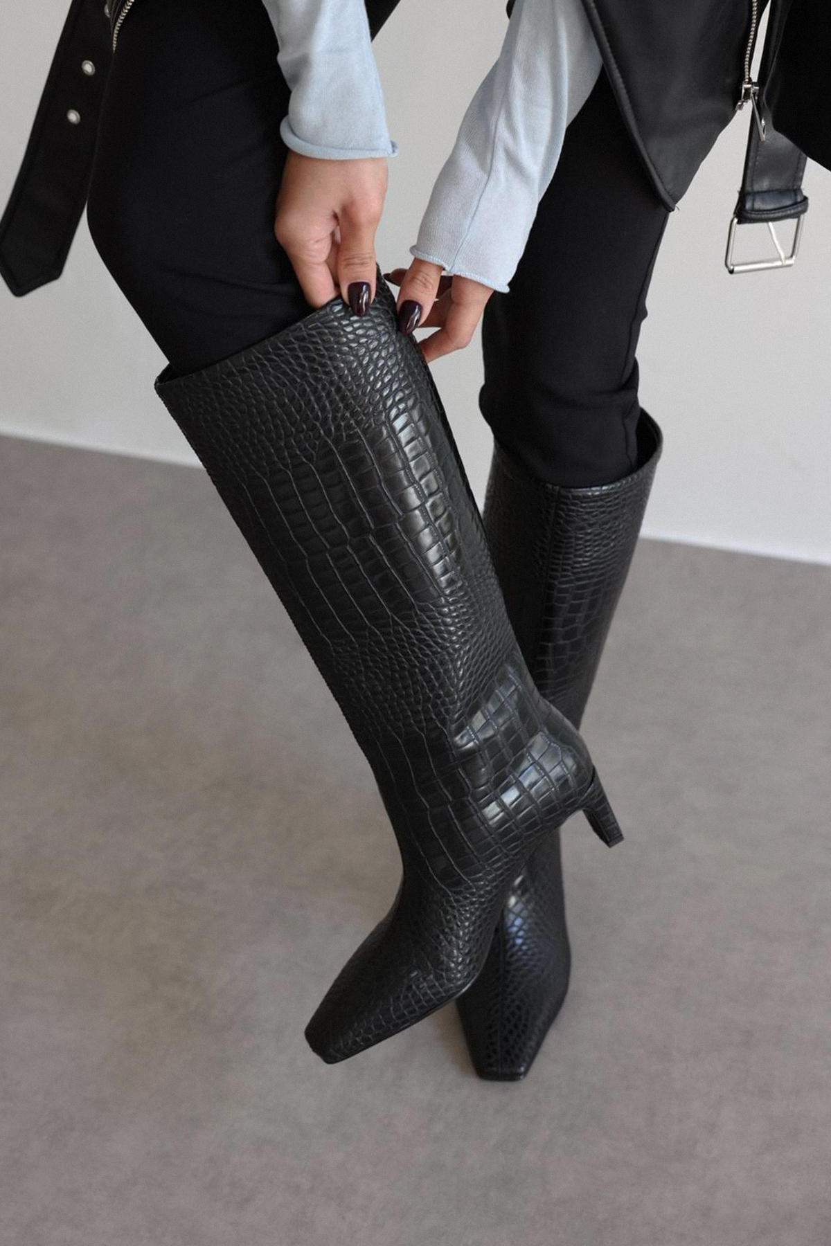 Dikiş Detaylı Küt Burun Siyah Croc Kadın Çizme