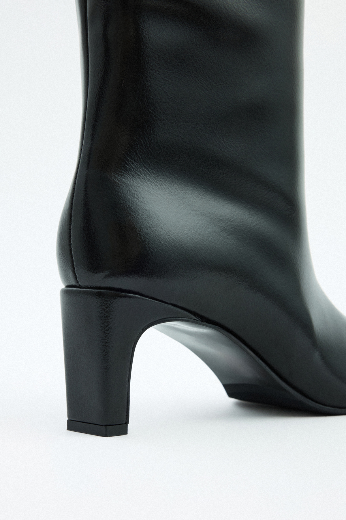 Dikiş Detaylı Küt Burun Siyah Kadın Çizme