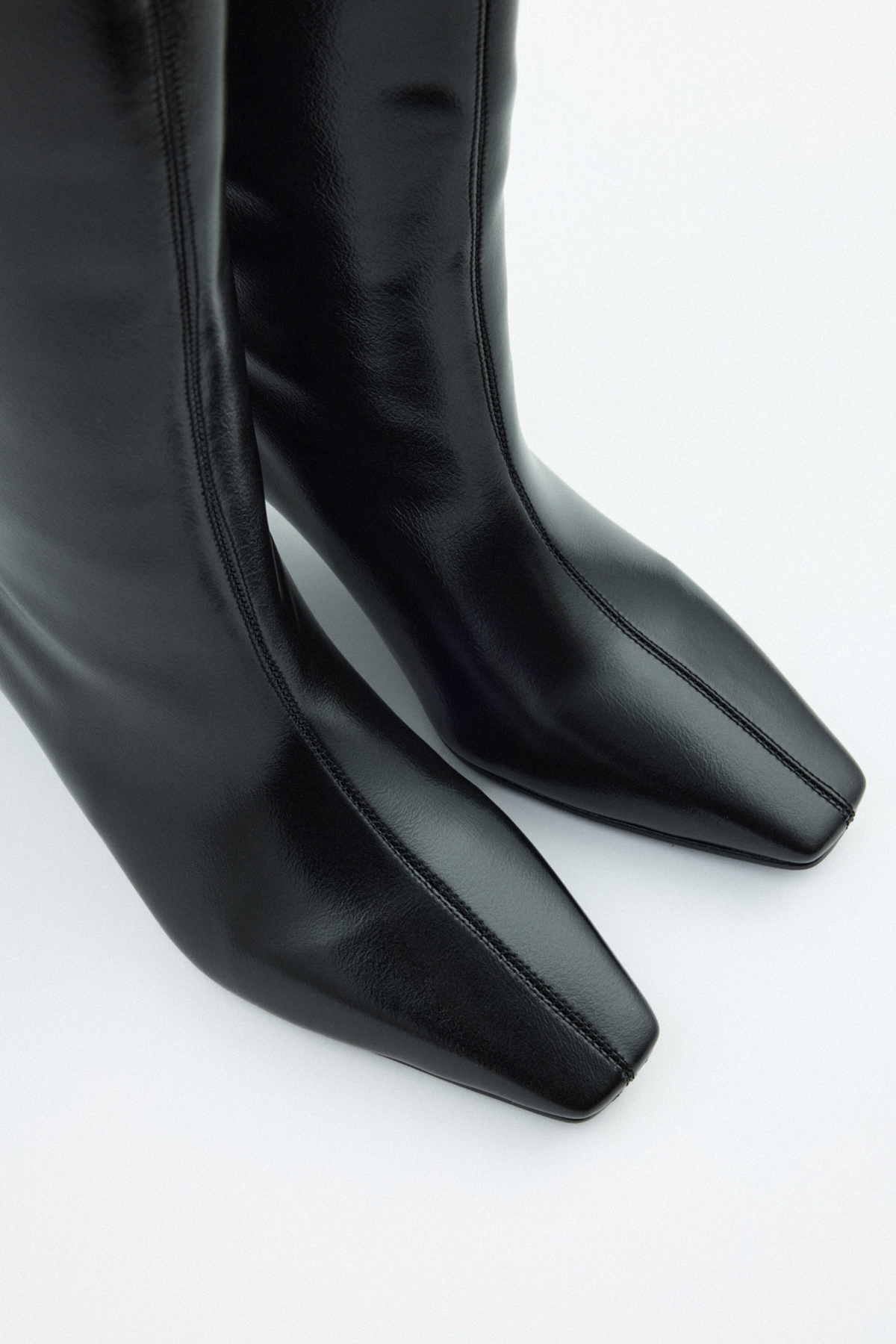 Dikiş Detaylı Küt Burun Siyah Kadın Çizme