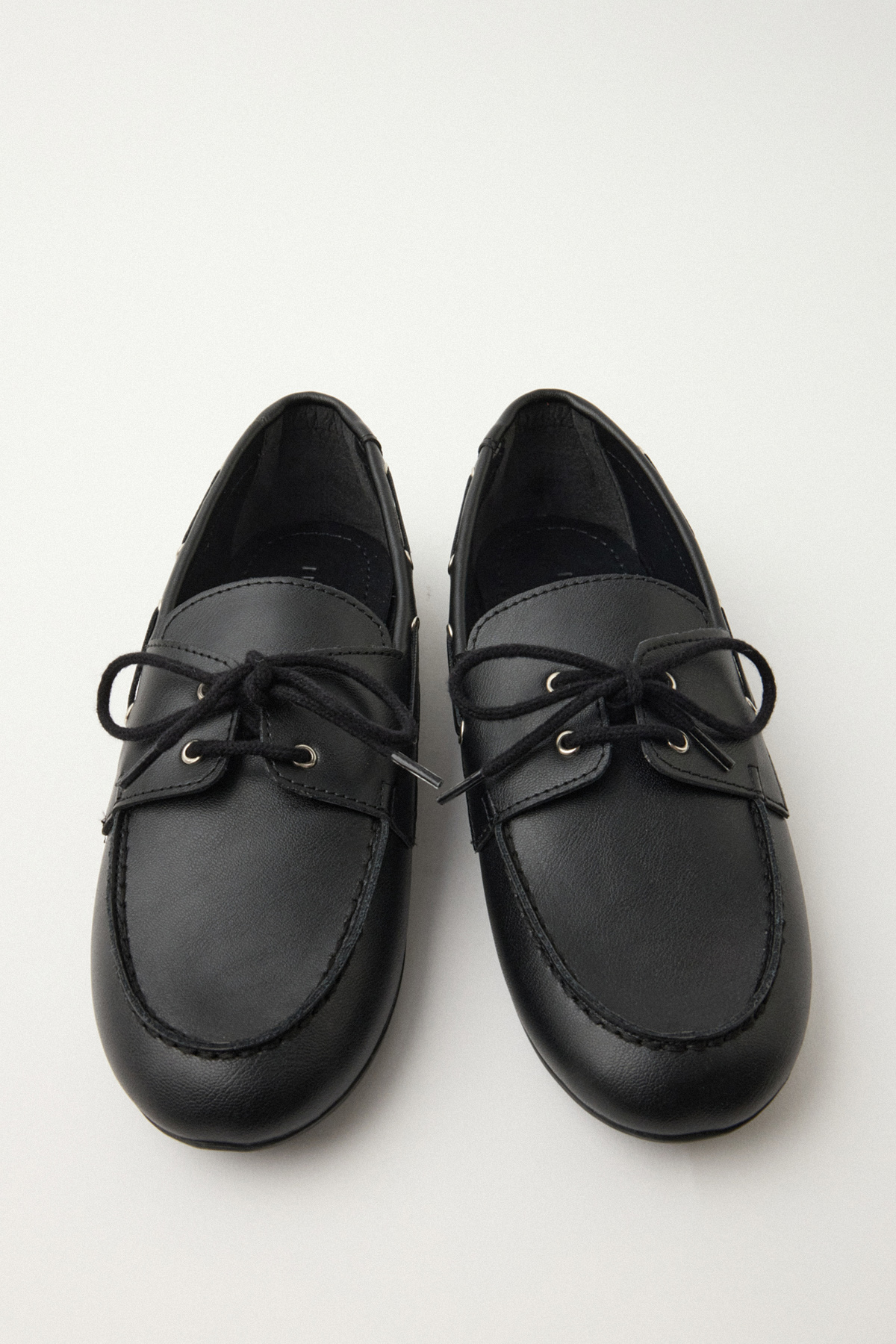 Fiyonk Detaylı Loafer Siyah Kadın Babet
