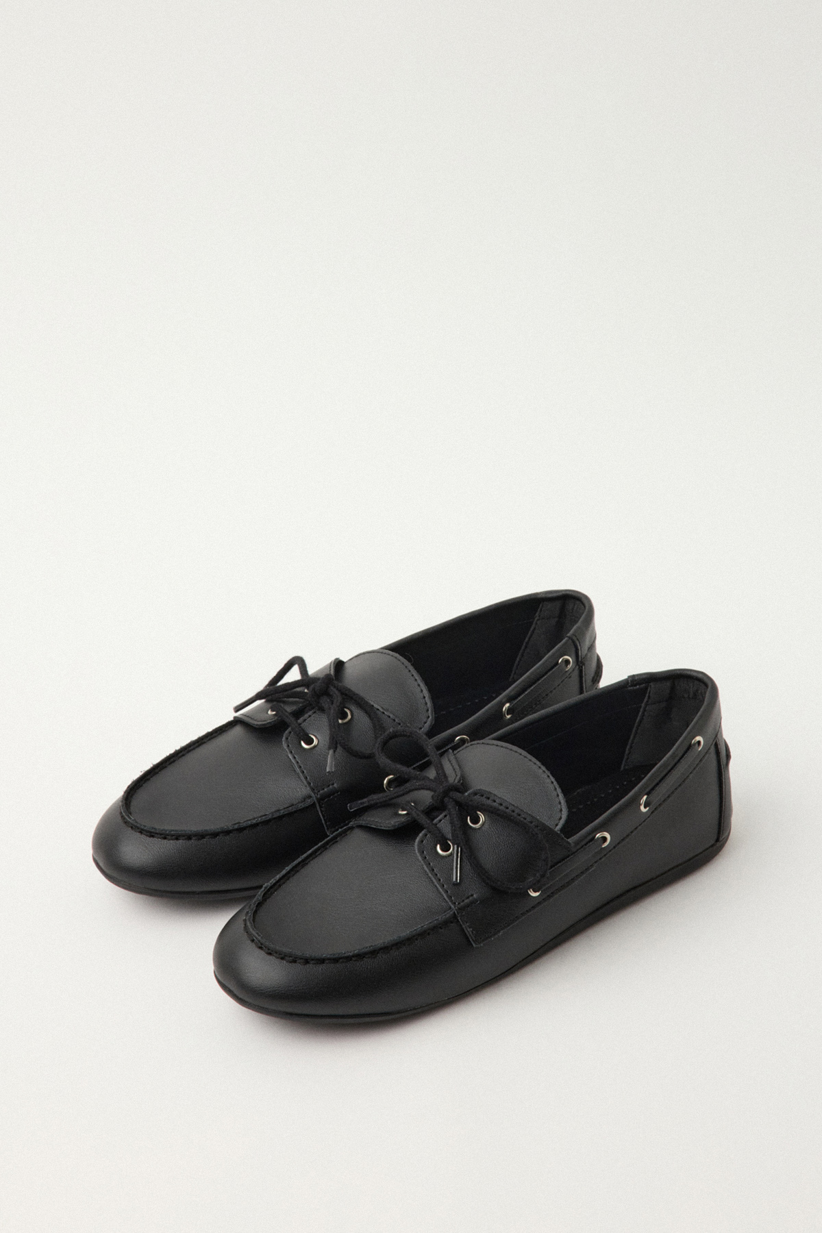 Fiyonk Detaylı Loafer Siyah Kadın Babet