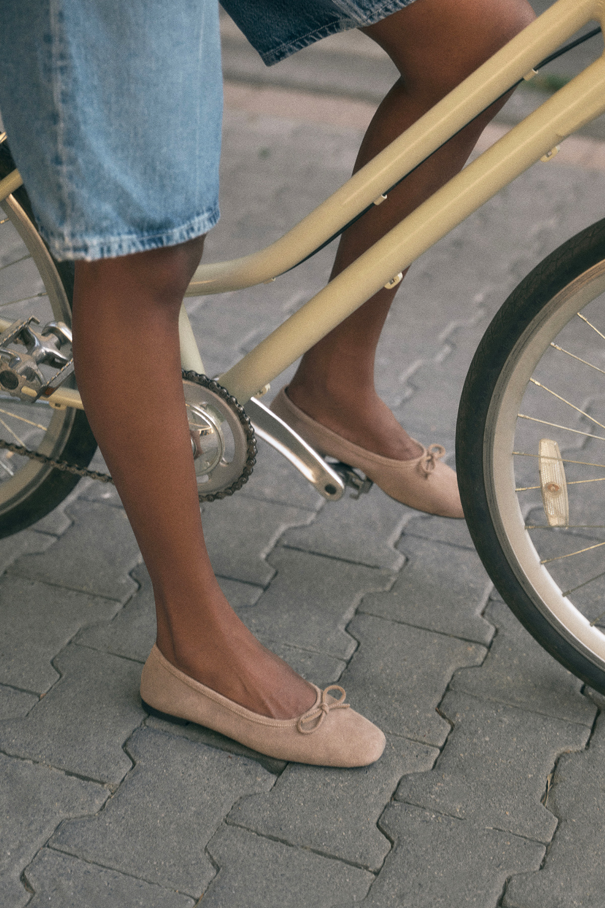 Fiyonklu Vizon Süet Kadın Babet