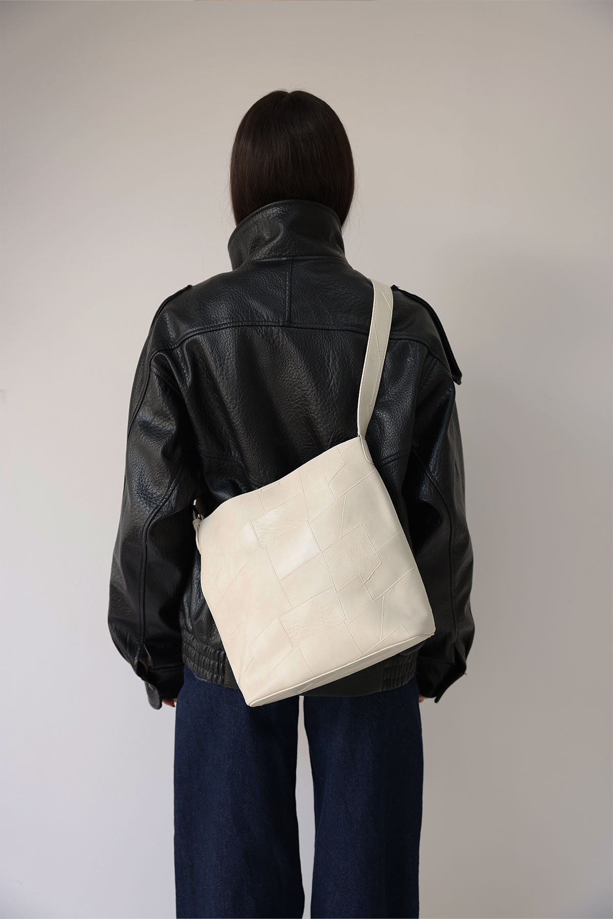 Geometrik Dokulu Deri Görünümlü Kırık Beyaz Kadın Çanta