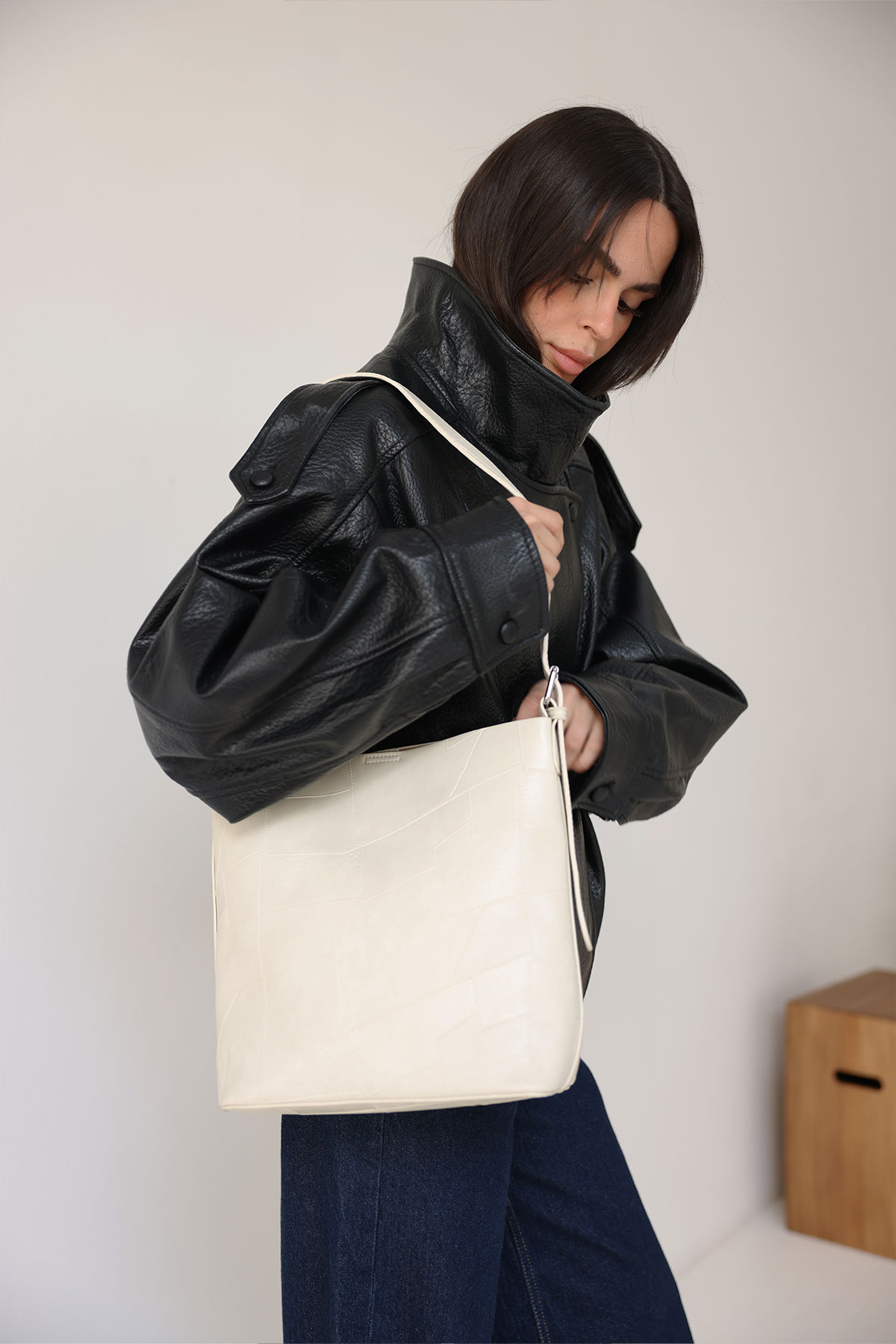 Geometrik Dokulu Deri Görünümlü Kırık Beyaz Kadın Çanta