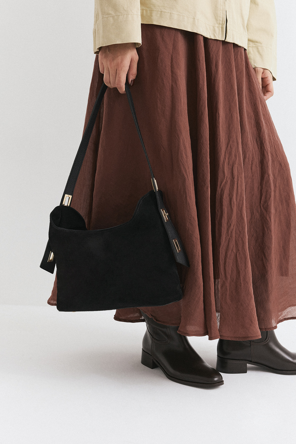 Gold Klips Detaylı Siyah Süet Kadın Çanta