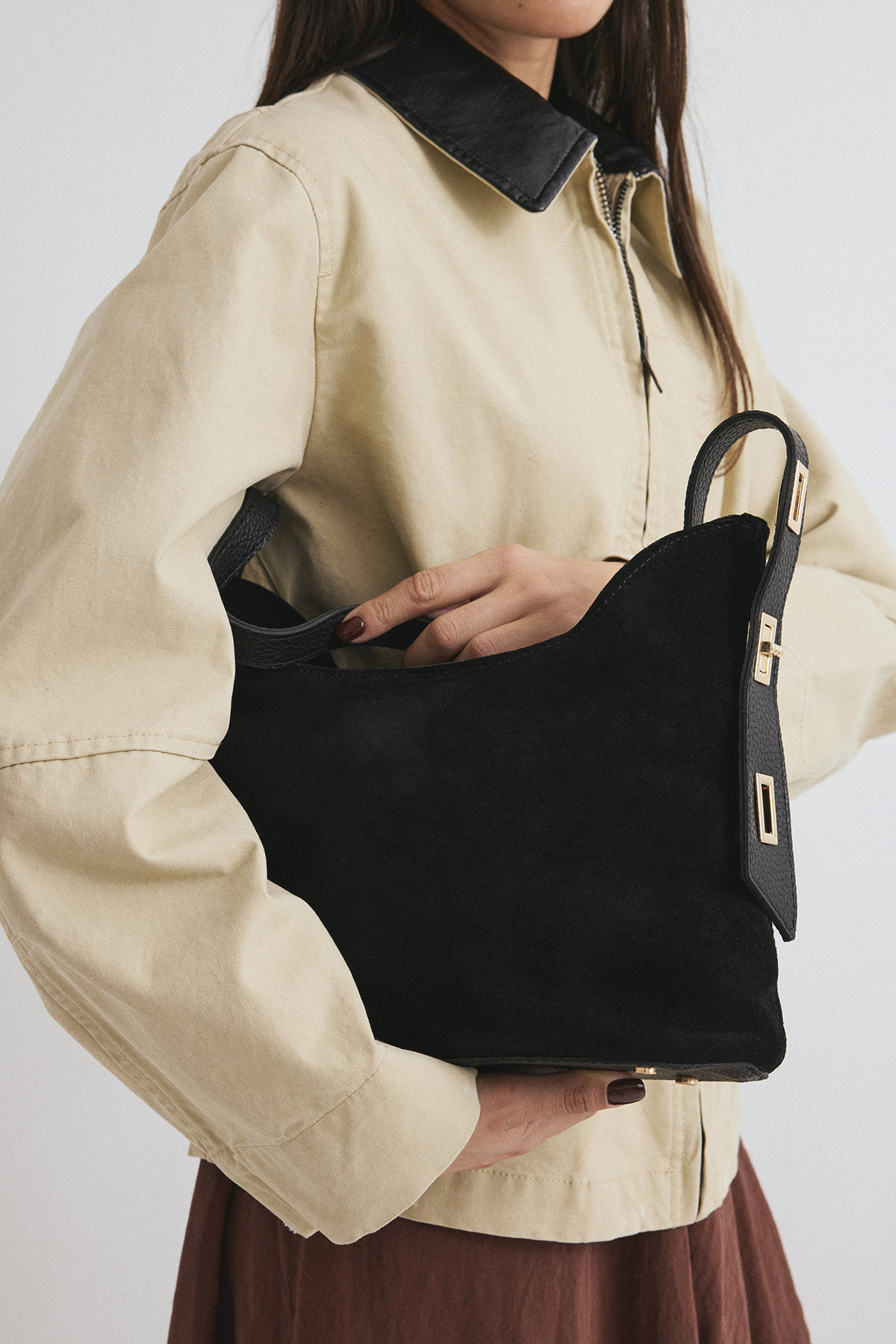 Gold Klips Detaylı Siyah Süet Kadın Çanta