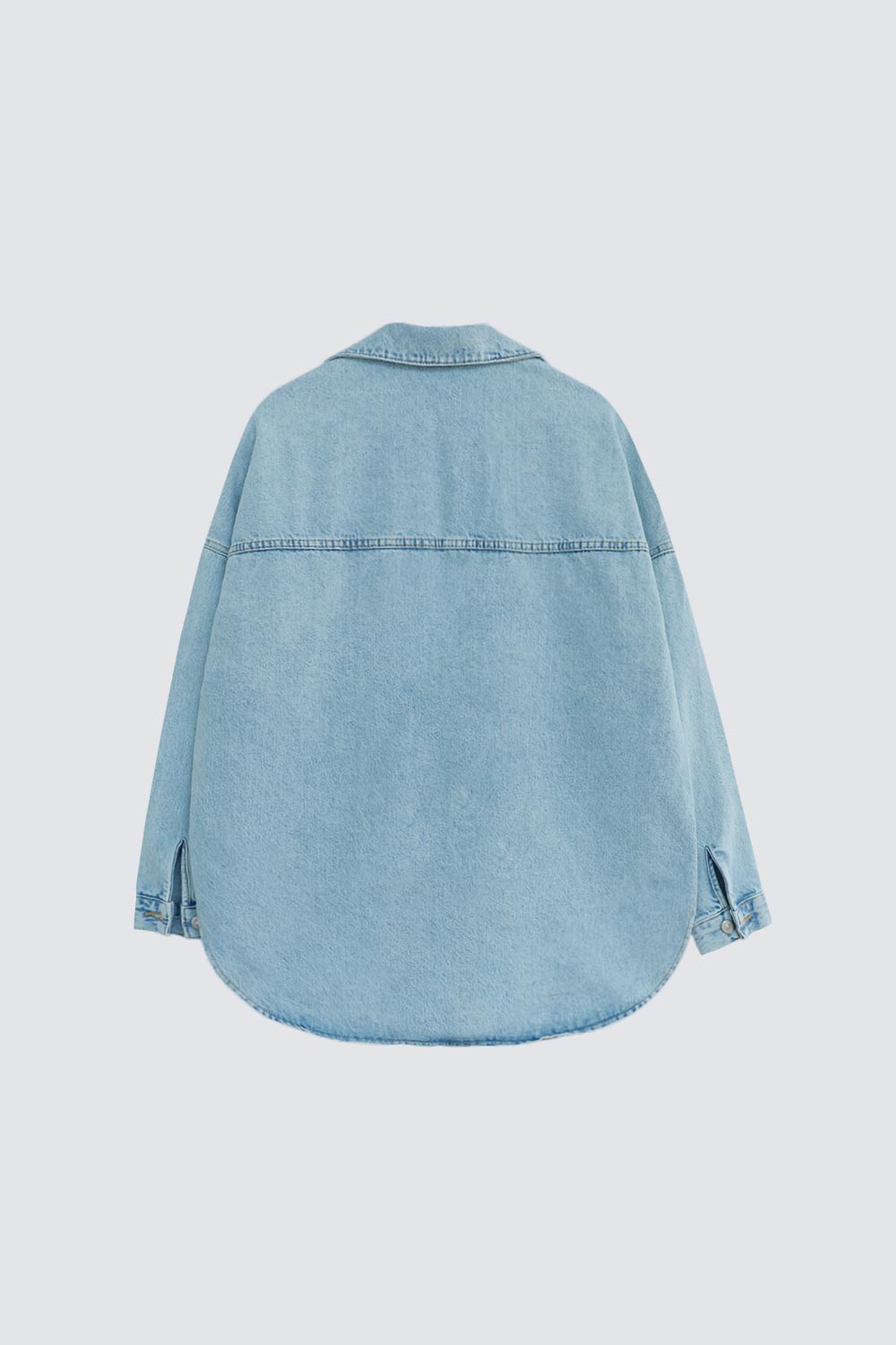 İki Cepli Oversize Denim Buz Mavi Kadın Gömlek