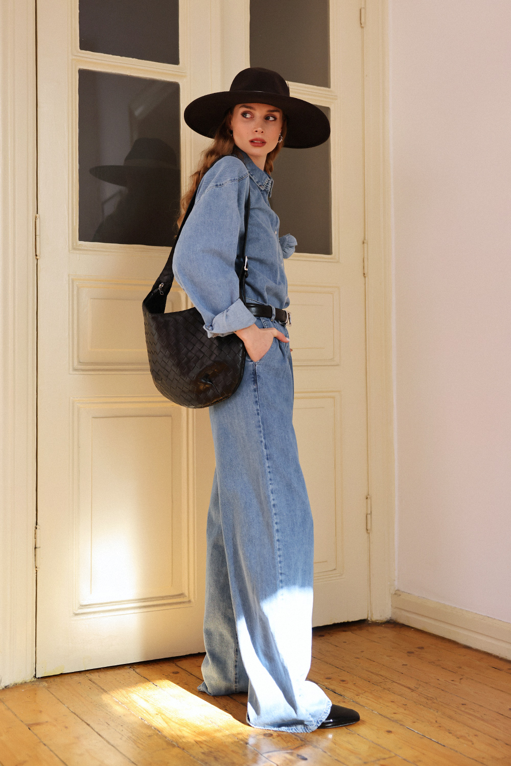 Çiçek Broşlu Denim Açık Mavi Kadın Gömlek