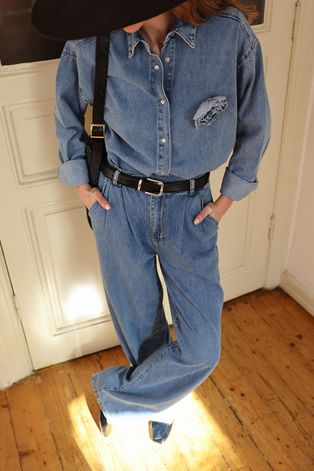 Çiçek Broşlu Denim Açık Mavi Kadın Gömlek