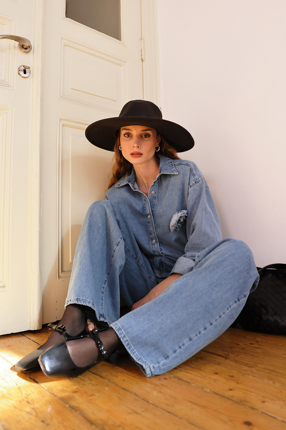 Çiçek Broşlu Denim Açık Mavi Kadın Gömlek