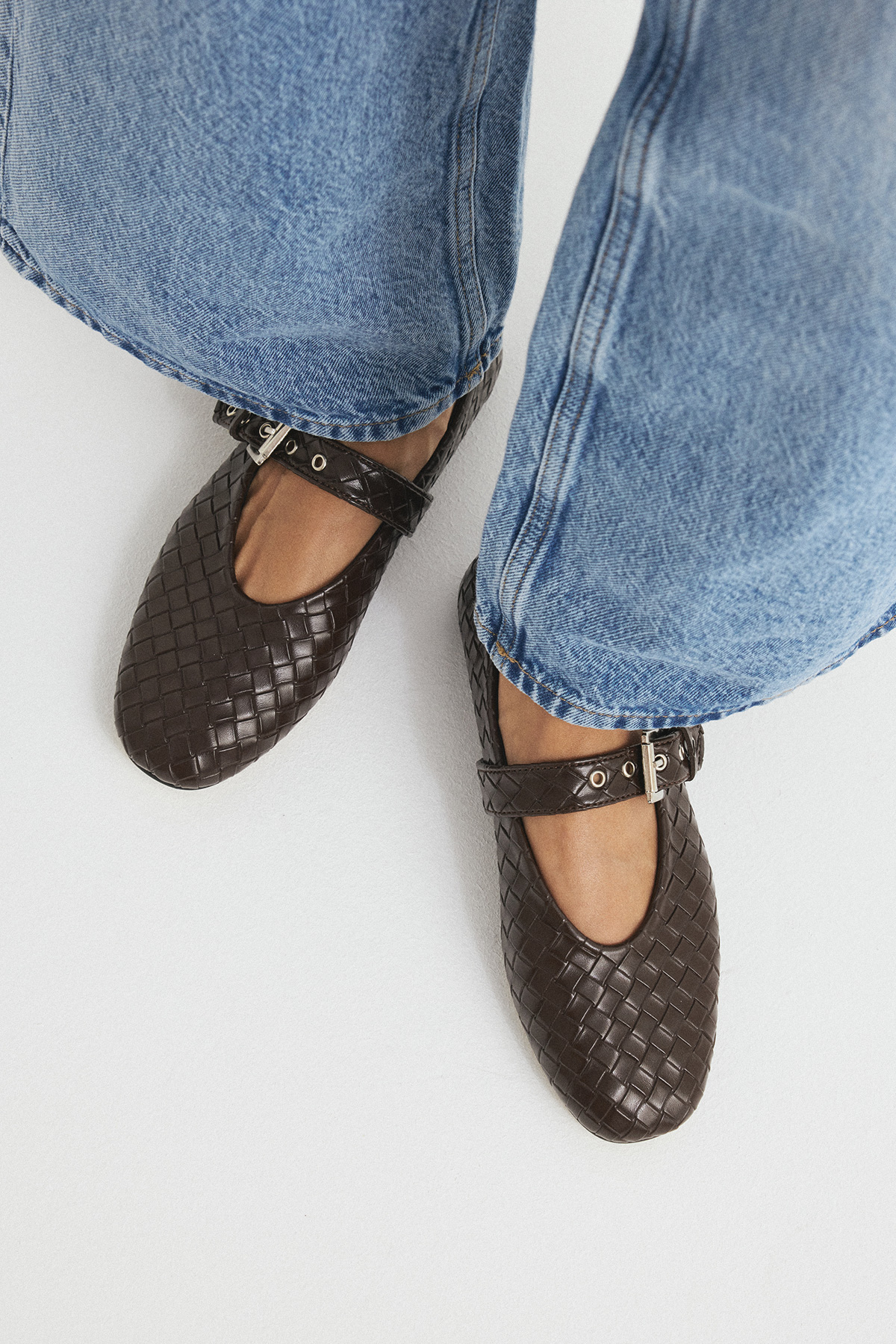 Gümüş Toka Detaylı Acı Kahve Örgü Kadın Babet