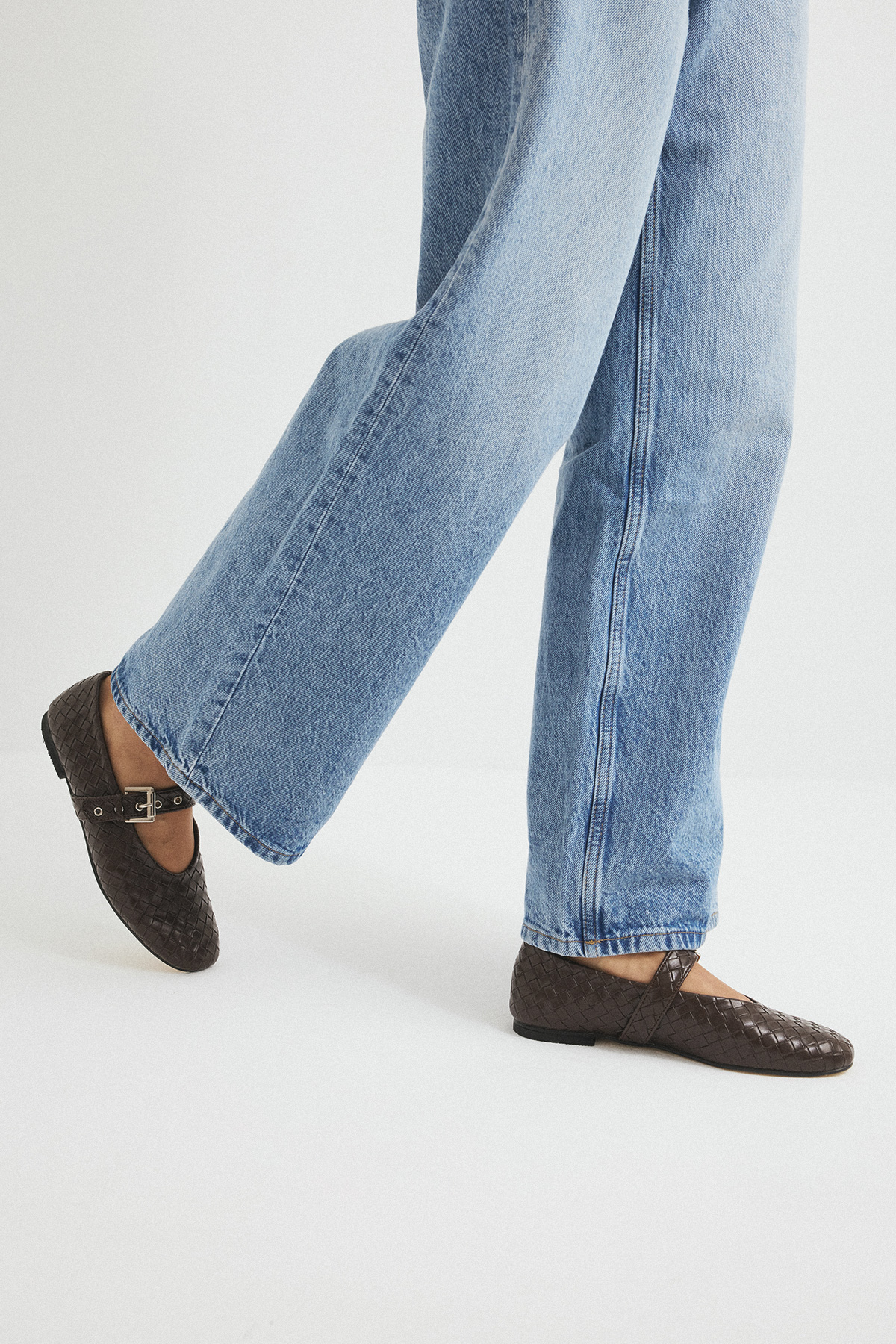 Gümüş Toka Detaylı Acı Kahve Örgü Kadın Babet