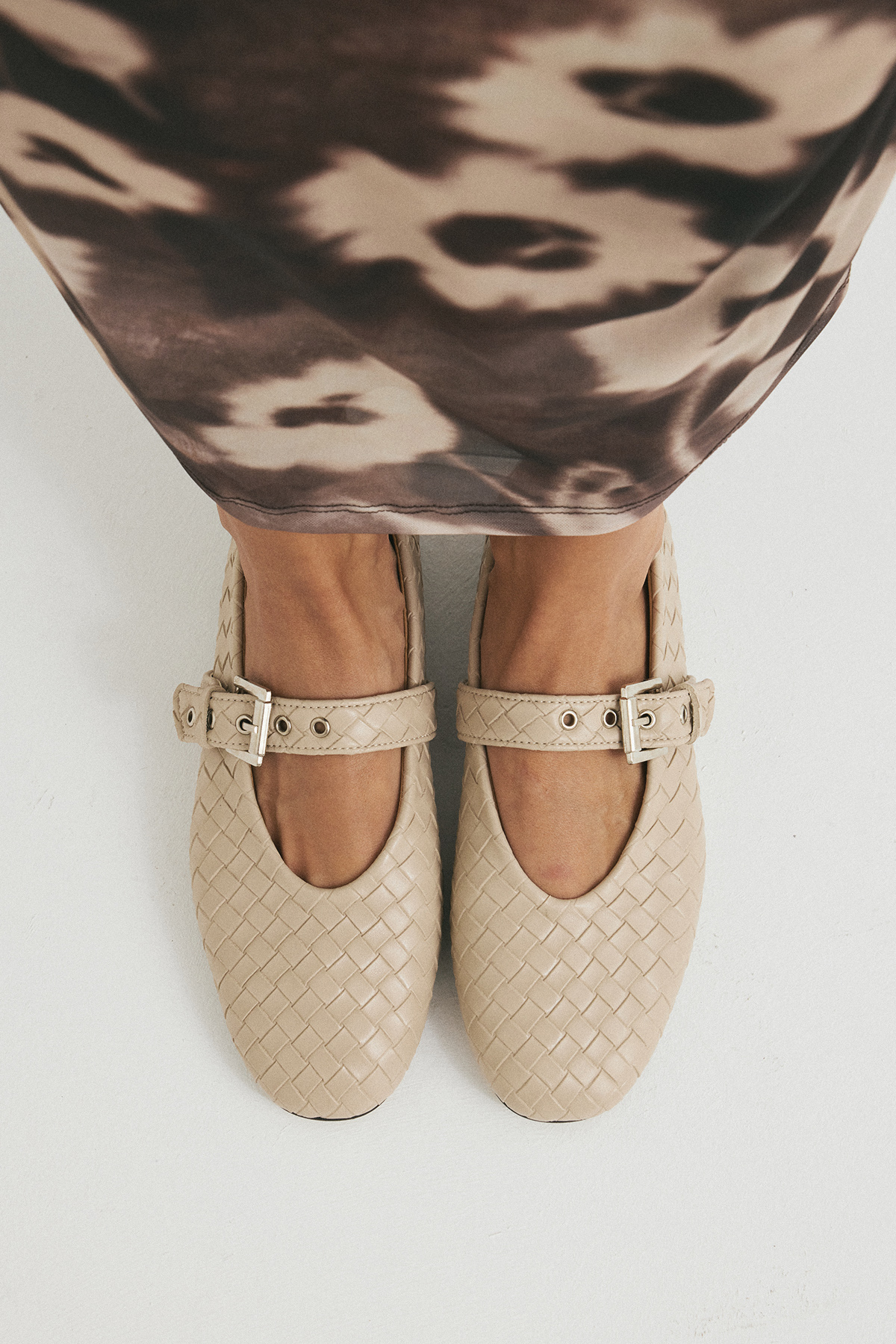 Gümüş Toka Detaylı Bej Örgü Kadın Babet