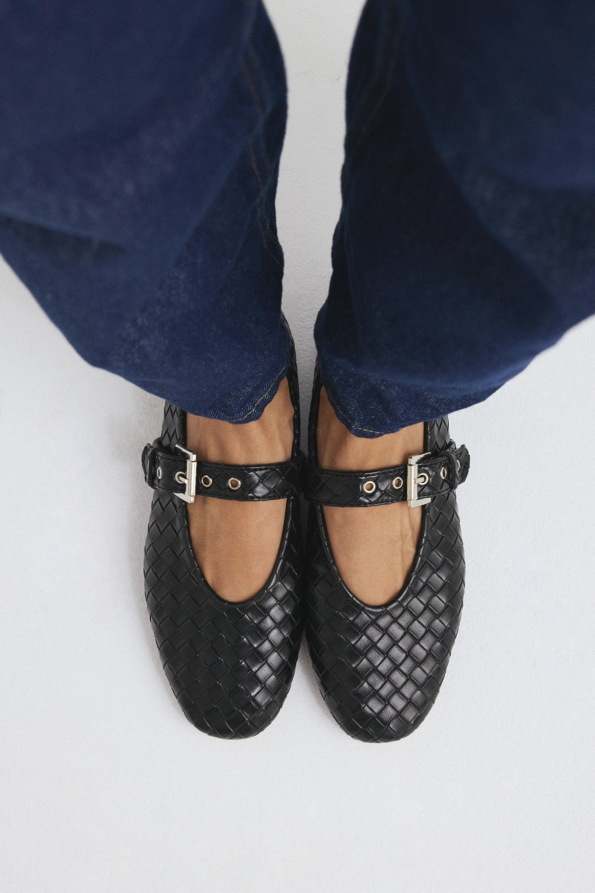 Gümüş Toka Detaylı Siyah Örgü Kadın Babet