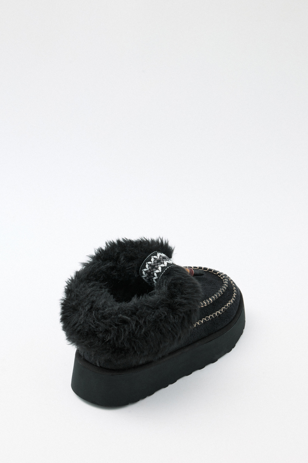 İçi Kürklü Boncuk İşlemeli Siyah Süet Kadın Bot