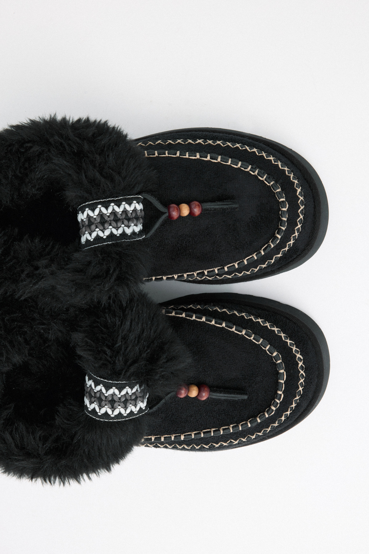 İçi Kürklü Boncuk İşlemeli Siyah Süet Kadın Bot