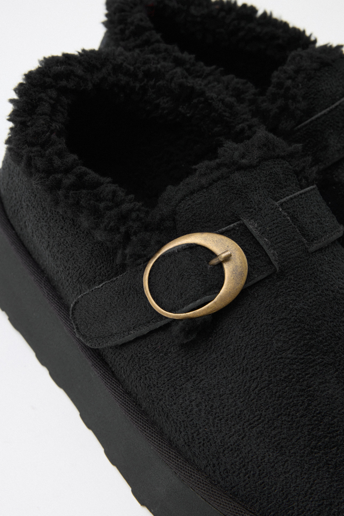 İçi Kürklü Eskitme Tokalı Siyah Süet Kadın Bot