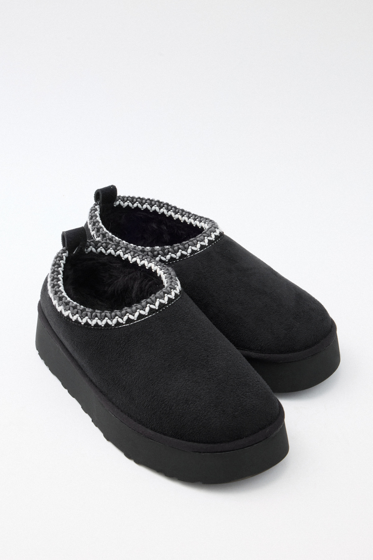 İçi Kürklü İşleme Detaylı Siyah Süet Kadın Bot