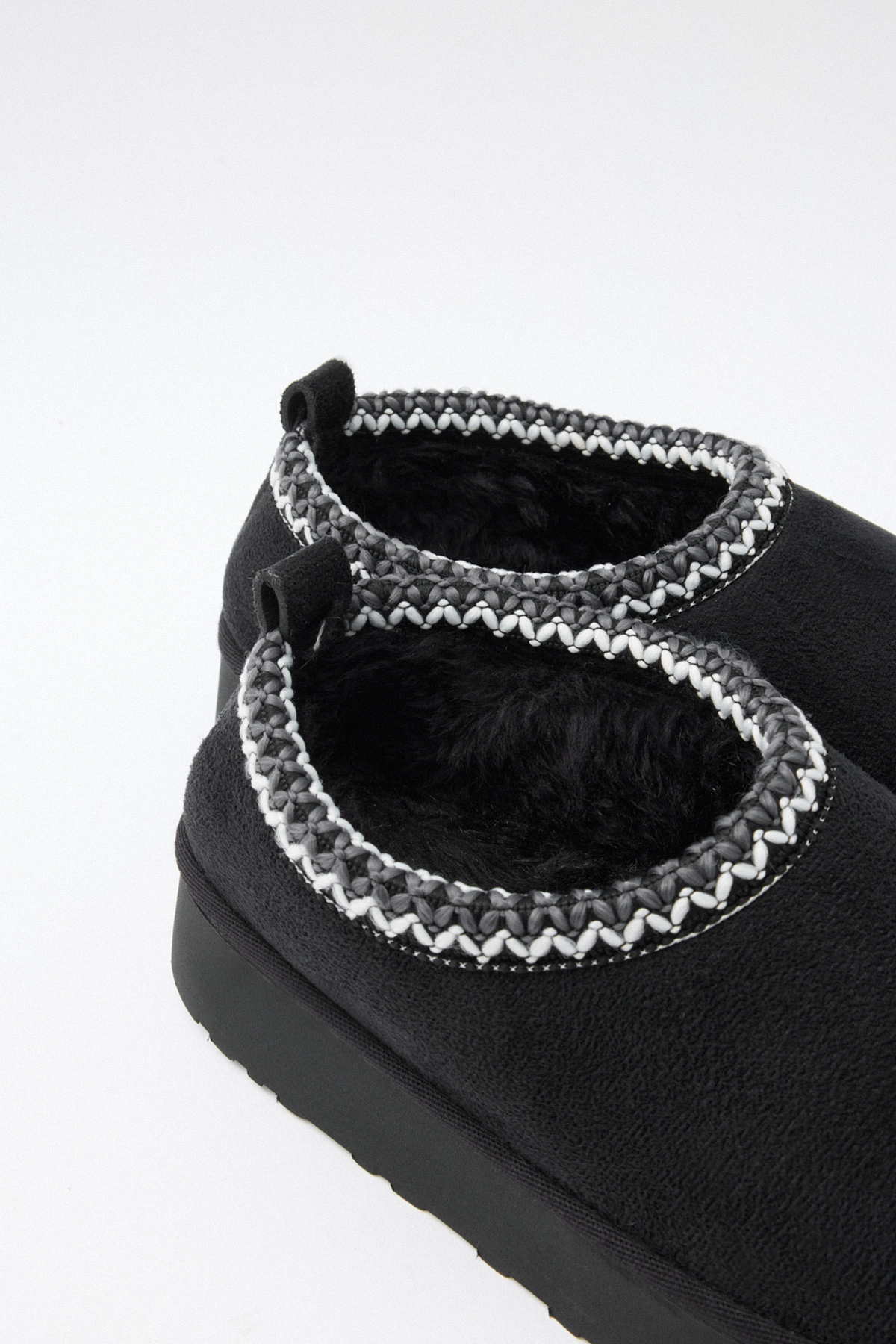 İçi Kürklü İşleme Detaylı Siyah Süet Kadın Bot