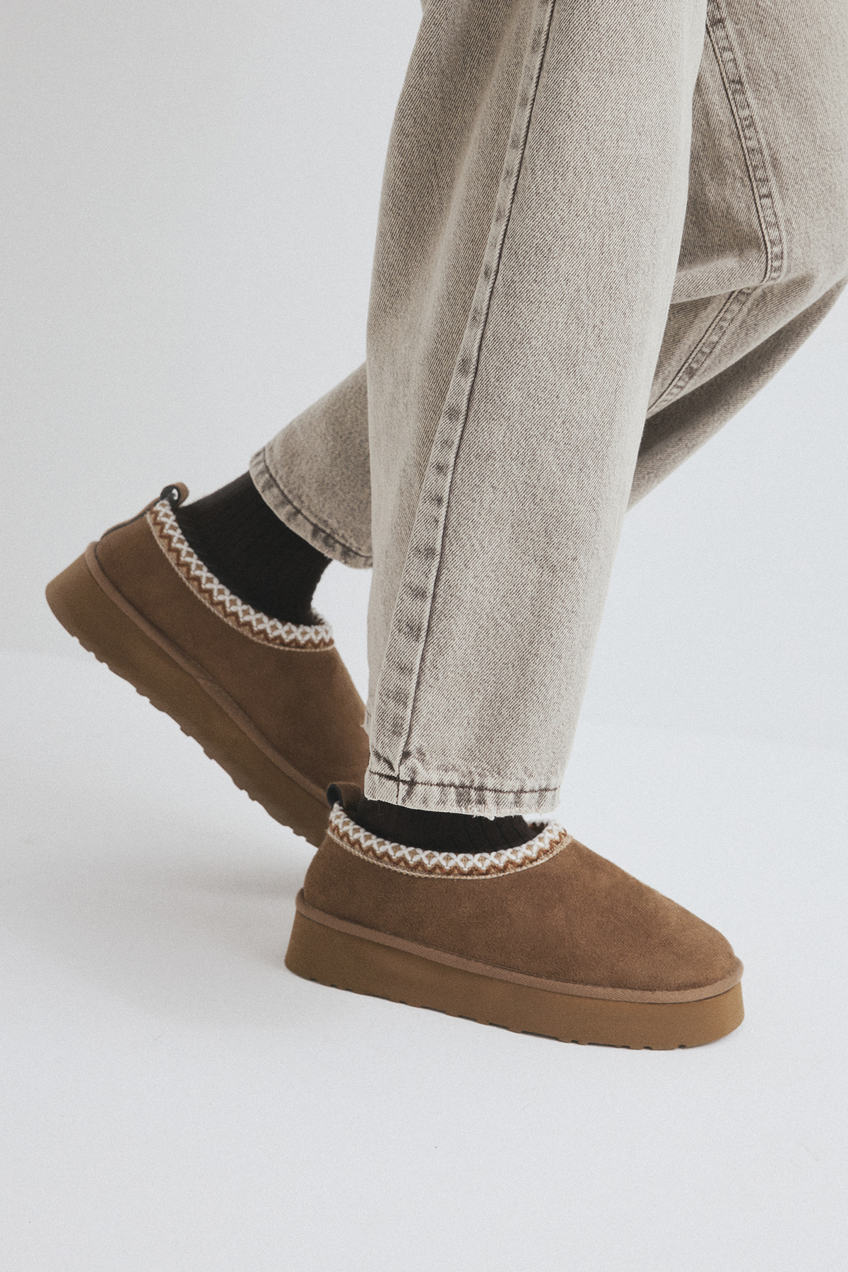 İçi Kürklü İşleme Detaylı Vizon Süet Kadın Bot