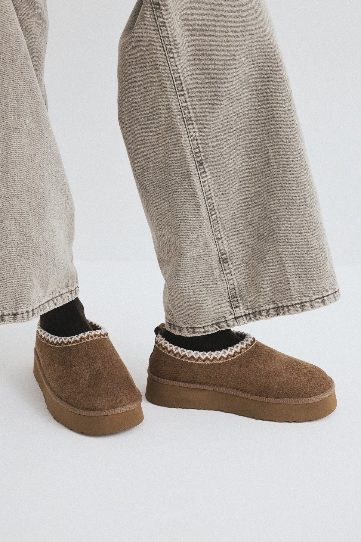 İçi Kürklü İşleme Detaylı Vizon Süet Kadın Bot