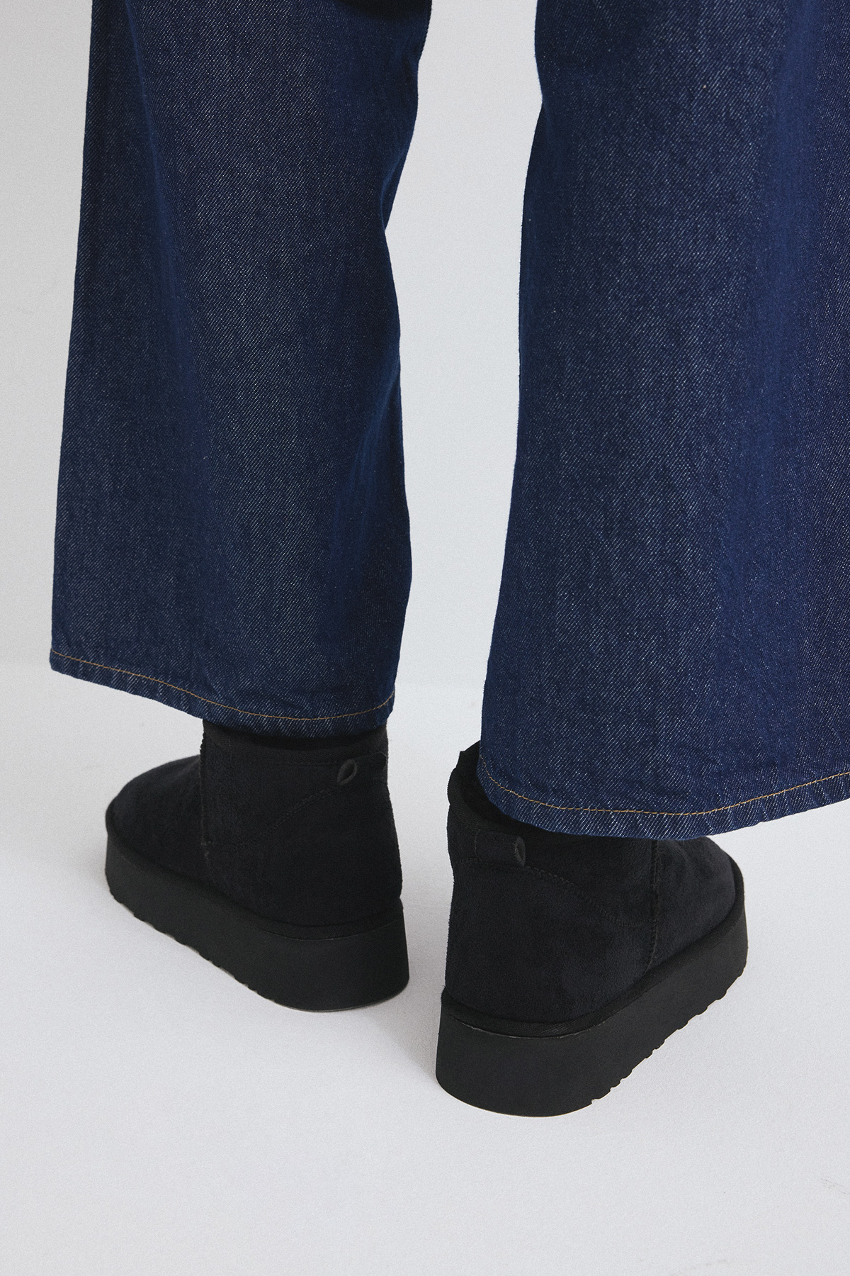 İçi Kürklü Kalın Tabanlı Siyah Süet Kadın Bot